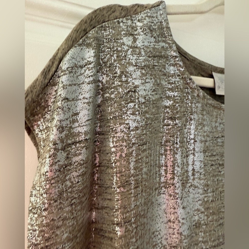 Metallic short sleeve top. Like new condition! Size XL - Picture 5 of 13